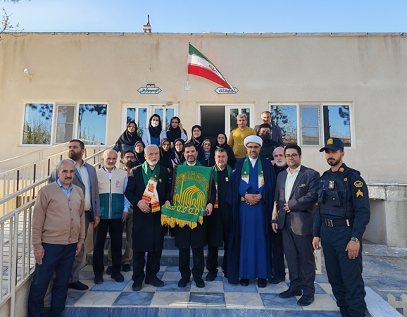 نسیم رحمت رضوی در بیمارستان ولیعصر (عج) تویسرکان پیچید؛ حضور خادمین حرم امام رضا (ع) با پرچم متبرک بر بالین بیماران