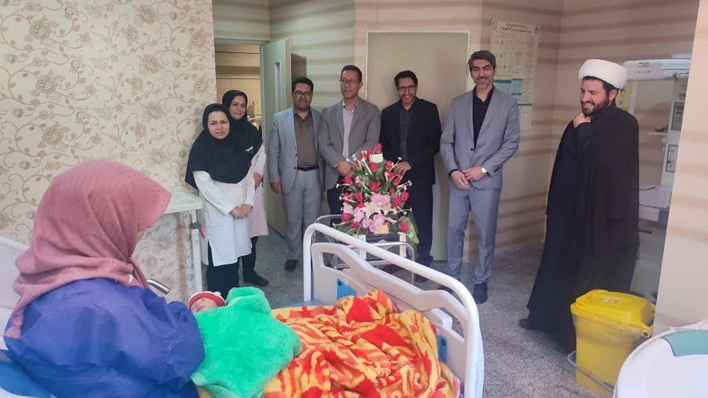 تجلیل از مادران زایمان کرده در بیمارستان ولیعصر(عج) به مناسبت هفته ملی جمعیت